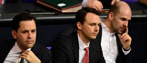 (v. l. n. r.) Johannes Winkel, Vorsitzender der Jugendorganisation „Junge Union“ (JU) der Christlich-Demokratischen Union (CDU), und die JU-Mitglieder Pascal Reddig und Marvin Schulz nehmen am 5. Dezember 2025 an einer Plenarsitzung im Bundestag teil.