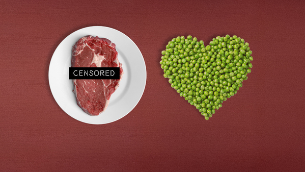 Ein Herz aus Erbsen liegt neben einem Steak aus echtem Fleisch.