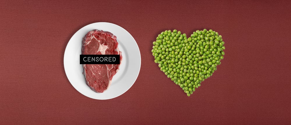 Ein Herz aus Erbsen liegt neben einem Steak aus echtem Fleisch.