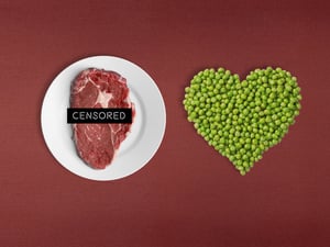 Ein Herz aus Erbsen liegt neben einem Steak aus echtem Fleisch.