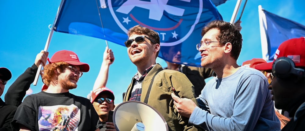 Nick Fuentes inmitten seiner Anhänger, den „Groypers“, bei einer Versammlung in Washington D.C. im Jahr 2020.