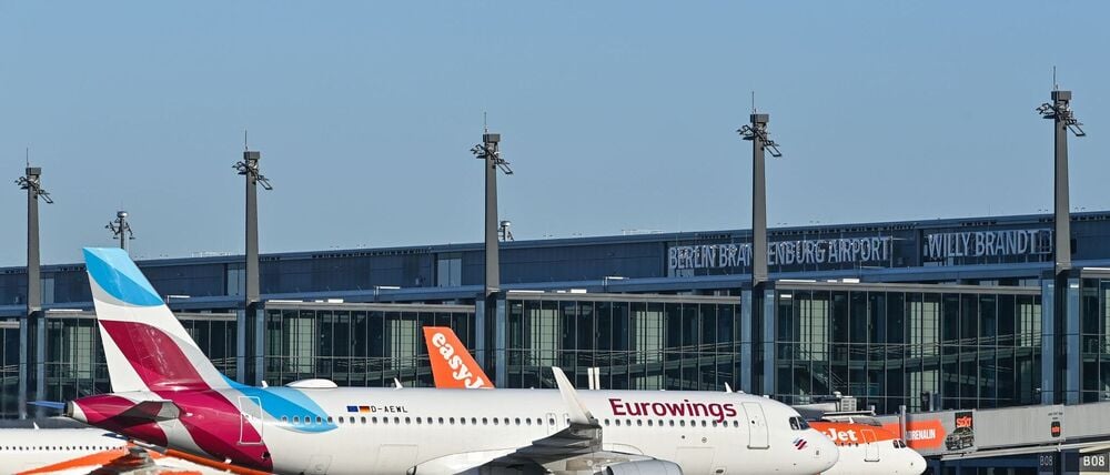 Eurowings-Maschine am Flughafen - einsteigen mit gutem Gewissen, weil man Klimaschutzprojekte unterstützt hat?