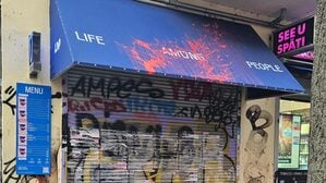 Man sieht noch die Rückstände der Farbattacken: Die vorübergehend geschlossene Filiale von LAP Coffee in der Falckensteinstraße.