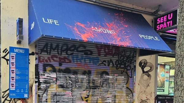 Man sieht noch die Rückstände der Farbattacken: Die vorübergehend geschlossene Filiale von LAP Coffee in der Falckensteinstraße.