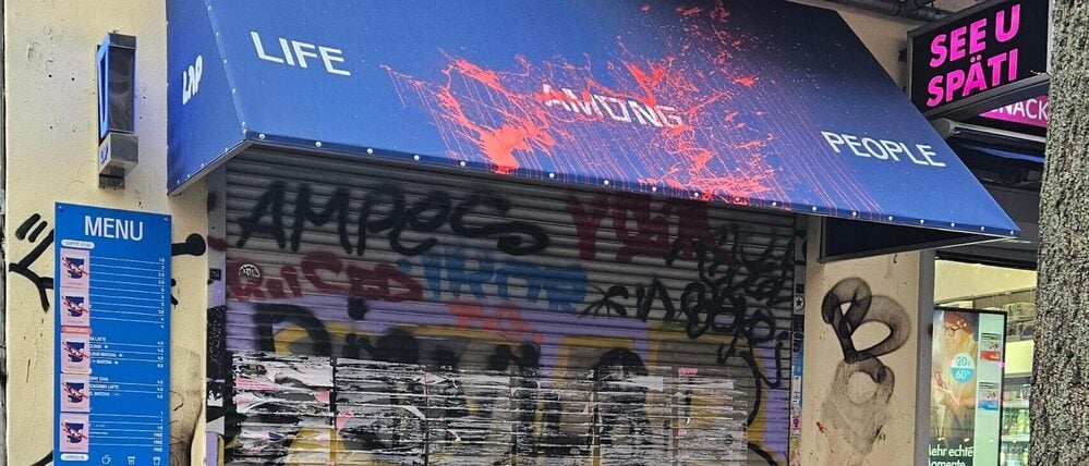 Man sieht noch die Rückstände der Farbattacken: Die vorübergehend geschlossene Filiale von LAP Coffee in der Falckensteinstraße.