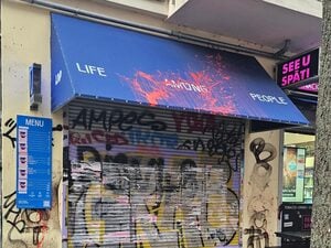 Man sieht noch die Rückstände der Farbattacken: Die vorübergehend geschlossene Filiale von LAP Coffee in der Falckensteinstraße.