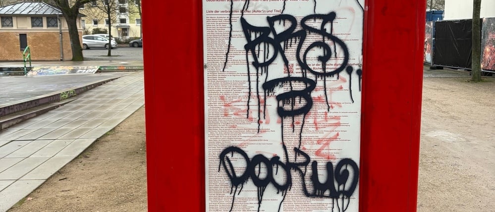 Die Bibliothek der verbrannten Bücher in Potsdam ist beschmiert worden.