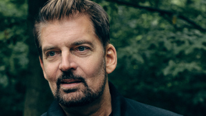 Der Wald wird zur düsteren Kulisse in „Das kalte Herz“. Der Komponist Matthias Pintscher wird die Oper selbst dirigieren.