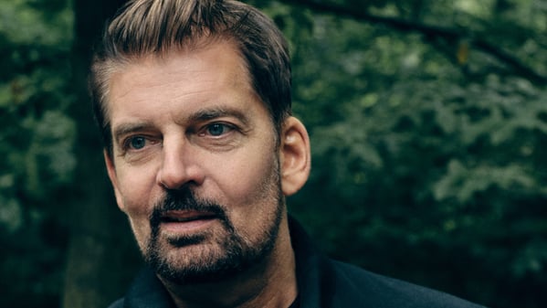 Der Wald wird zur düsteren Kulisse in „Das kalte Herz“. Der Komponist Matthias Pintscher wird die Oper selbst dirigieren.