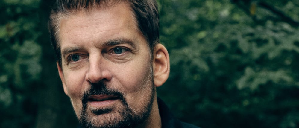 Der Wald wird zur düsteren Kulisse in „Das kalte Herz“. Der Komponist Matthias Pintscher wird die Oper selbst dirigieren.