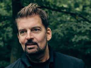 Der Wald wird zur düsteren Kulisse in „Das kalte Herz“. Der Komponist Matthias Pintscher wird die Oper selbst dirigieren.