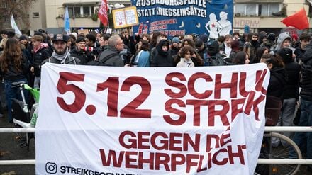 Rund 3000 Schüler und andere Menschen demonstrieren in Berlin-Kreuzberg gegen einen Wehrdienst.