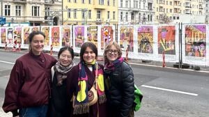 Studentinnen der Universität der Künste durften ihre Arbeiten auf großformatigen Planen am Bauzaun anbringen.