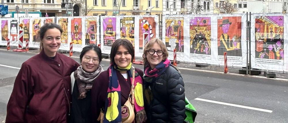 Studentinnen der Universität der Künste durften ihre Arbeiten auf großformatigen Planen am Bauzaun anbringen.