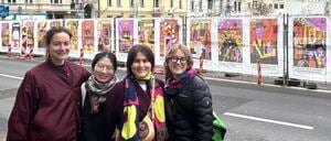 Studentinnen der Universität der Künste durften ihre Arbeiten auf großformatigen Planen am Bauzaun anbringen.