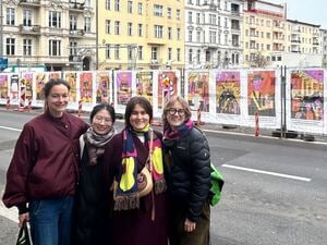 Studentinnen der Universität der Künste durften ihre Arbeiten auf großformatigen Planen am Bauzaun anbringen.