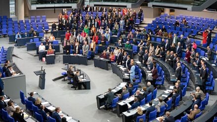 Das Ergebnis der Abstimmung im Bundestag wird verkündet.