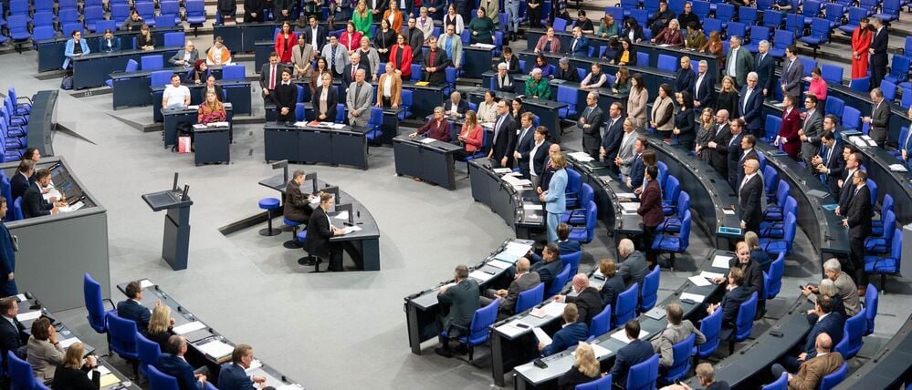 Das Ergebnis der Abstimmung im Bundestag wird verkündet.