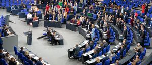 Das Ergebnis der Abstimmung im Bundestag wird verkündet.
