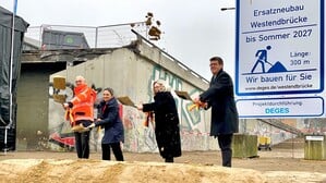 Dirk Brandenburger, Geschäftsführer Technik der Autobahn GmbH des Bundes, Dr. Claudia Elif Stutz, Staatssekretärin im Bundesministerium für Verkehr, Ute Bonde, Berliner Senatorin für Mobilität, Verkehr, Klimaschutz und Umwelt, Andreas Irngartinger, technischer Geschäftsführer der DEGES (v.l.n.r.) beim Spatenstich für die neue Westendbrücke
Foto: DEGES
