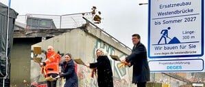 Dirk Brandenburger, Geschäftsführer Technik der Autobahn GmbH des Bundes, Dr. Claudia Elif Stutz, Staatssekretärin im Bundesministerium für Verkehr, Ute Bonde, Berliner Senatorin für Mobilität, Verkehr, Klimaschutz und Umwelt, Andreas Irngartinger, technischer Geschäftsführer der DEGES (v.l.n.r.) beim Spatenstich für die neue Westendbrücke
Foto: DEGES