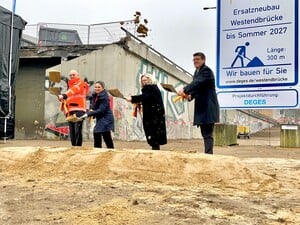Dirk Brandenburger, Geschäftsführer Technik der Autobahn GmbH des Bundes, Dr. Claudia Elif Stutz, Staatssekretärin im Bundesministerium für Verkehr, Ute Bonde, Berliner Senatorin für Mobilität, Verkehr, Klimaschutz und Umwelt, Andreas Irngartinger, technischer Geschäftsführer der DEGES (v.l.n.r.) beim Spatenstich für die neue Westendbrücke
Foto: DEGES