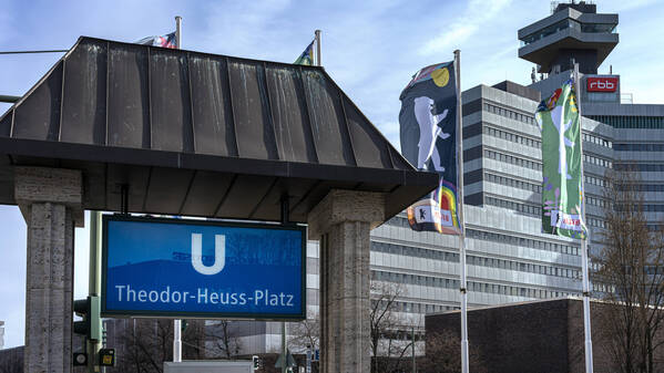 Blick auf den U-Bahnhof Theodor-Heuss-Platz mit dem RBB-Haus im Hintergrund.