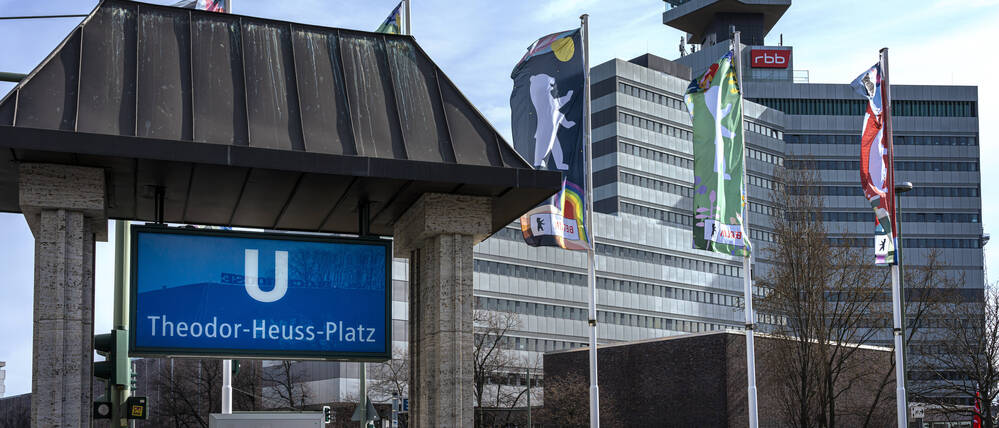 Blick auf den U-Bahnhof Theodor-Heuss-Platz mit dem RBB-Haus im Hintergrund.