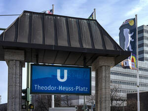 Blick auf den U-Bahnhof Theodor-Heuss-Platz mit dem RBB-Haus im Hintergrund.