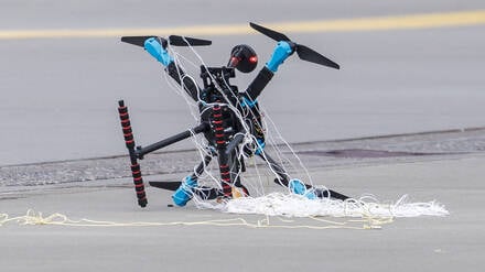Bundesinnenminister Dobrindt stellt Drohnenabwehreinheit der Bundespolizei in Dienst.