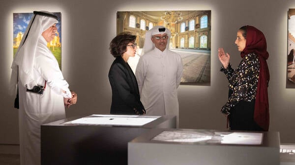 Sheikha al-Mayassa bint Hamad Al Thani (rechts) mit der französischen Kulturministerin Rachida Dati bei einem Fotofestival in Doha 2025. 