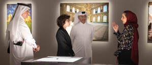 Sheikha al-Mayassa bint Hamad Al Thani (rechts) mit der französischen Kulturministerin Rachida Dati bei einem Fotofestival in Doha 2025. 