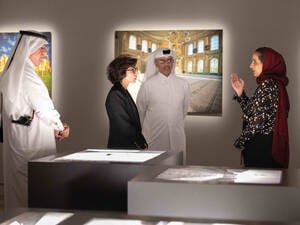 Sheikha al-Mayassa bint Hamad Al Thani (rechts) mit der französischen Kulturministerin Rachida Dati bei einem Fotofestival in Doha 2025. 