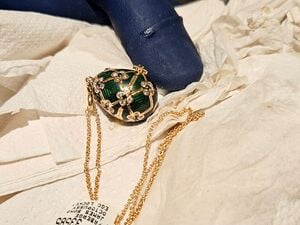 Ein neuseeländischer Polizeibeamter präsentiert ein mit Diamanten besetztes grünes Fabergé-Ei.