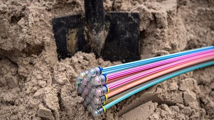 Eine Glasfaserleitung im Erdreich.