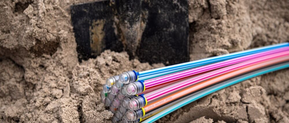 Eine Glasfaserleitung im Erdreich.