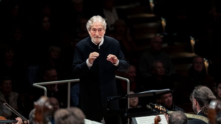 Der Katalane Jordi Savall, 84, leitet unter anderem das Alte-Musik-Ensemble Hespèrion XXI.  Hier als Dirigent bei den Philharmonikern.