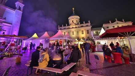 Der erste Schokoladenmarkt erzeugt eine neue Atmosphäre auf dem Alten Markt in Potsdam.