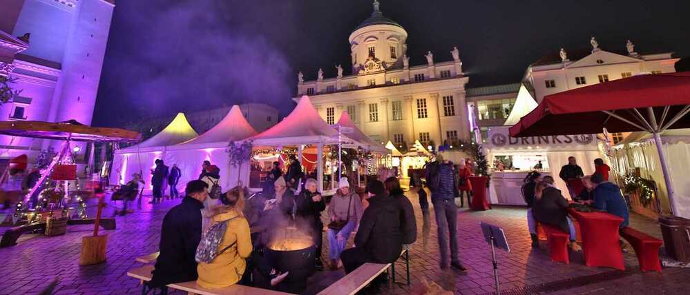 Der erste Schokoladenmarkt erzeugt eine neue Atmosphäre auf dem Alten Markt in Potsdam.