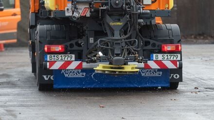 Der Deutsche Wetterdienst warnt vor glatten Straßen in Berlin. (Archivbild)