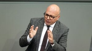 Alexander Throm (CDU) spricht in der Debatte zum Bundeshaushalt im Bundestag (Archivbild).