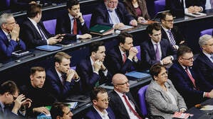 In der Rentendebatte saß Yannick Bury neben JU-Chef Johannes Winkel.