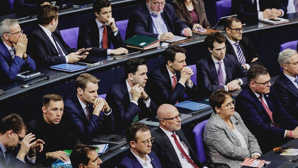 In der Rentendebatte saß Yannick Bury neben JU-Chef Johannes Winkel.