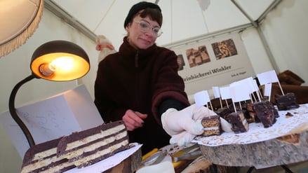 Marie Busse verkauft süßes Backwerk der Templiner Feinbäckerei Winkler.