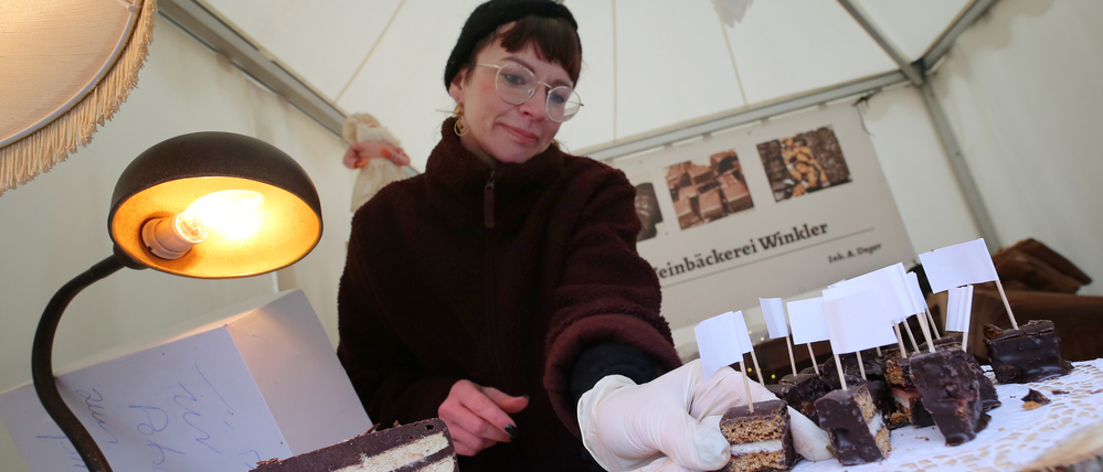Marie Busse verkauft süßes Backwerk der Templiner Feinbäckerei Winkler.