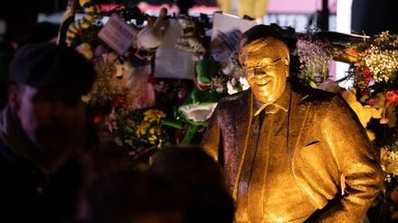 Seit Dienstag steht vor der CDU-Parteizentrale in Berlin eine Statue des ermordeten CDU-Politikers Walter Lübcke. Das Zentrum für Politische Schönheit hat sie dort aufgestellt.