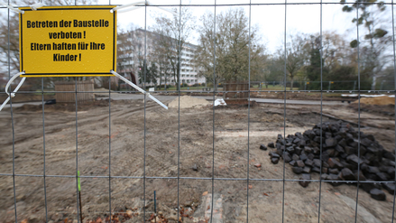 Ein Bauzaun sperrt den Versailler Platz in Potsdam