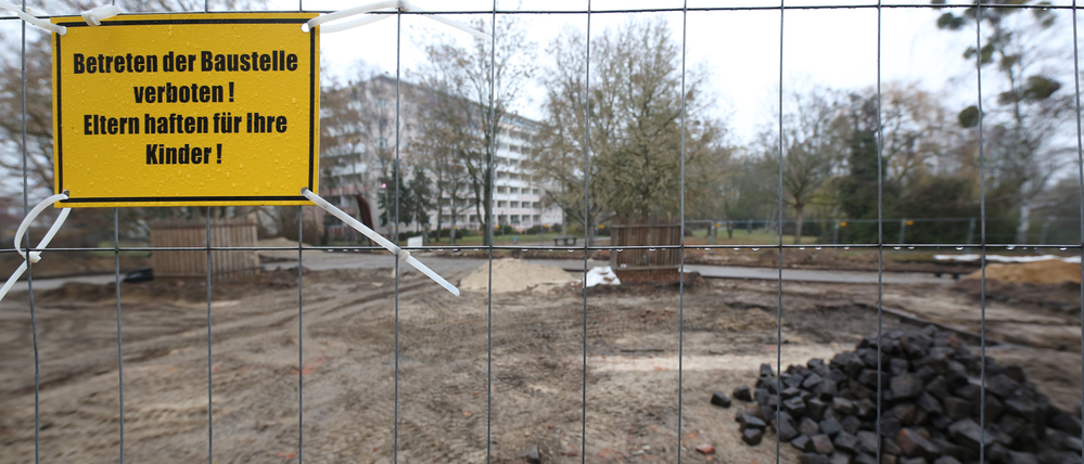 Ein Bauzaun sperrt den Versailler Platz in Potsdam