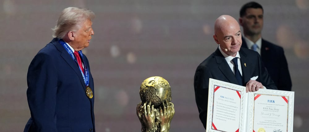 US-Präsident Donald Trump wird während der Auslosung der Fifa-Weltmeisterschaft 2026 von Fifa-Präsident Gianni Infantino mit dem erstmals verliehenen Fifa-Friedenspreis ausgezeichnet.