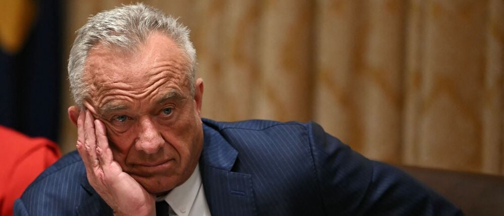 Der US-Gesundheitsminister Robert F. Kennedy Jr. beobachtet, wie Präsident Donald Trump während einer Kabinettssitzung im Kabinettssaal des Weißen Hauses in Washington spricht (Symbolbild).